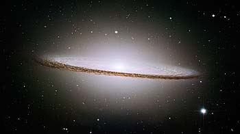 [M104, HST]
